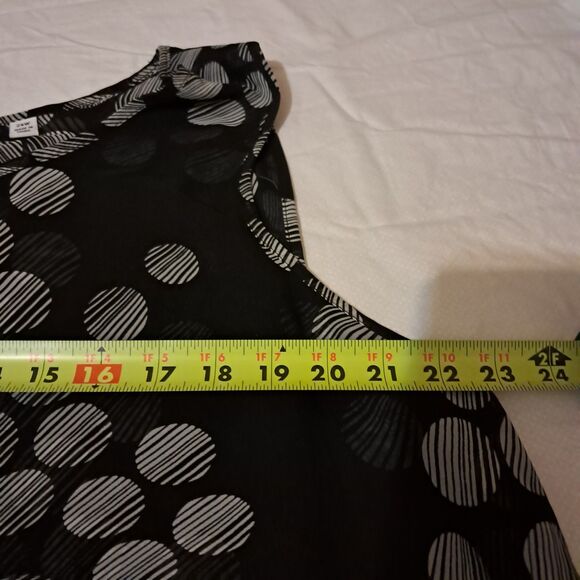 Susan Graver 24W Women's Sleeveless Blouse Black Circle Geometric Pattern - Picture 10 of 10